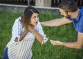 Ways to Conduct the Heimlich Maneuvers on Oneself